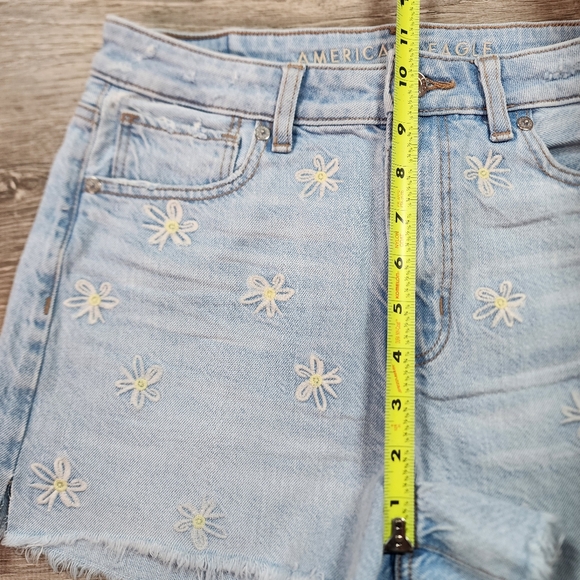 AMERICAN EAGLE Daisy Flower Embroidered Cut Off Distressed Denim Jean Shorts 2 - Picture 8 of 14